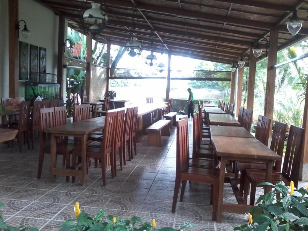 Villa Bukit Pinus Bogor Extérieur photo